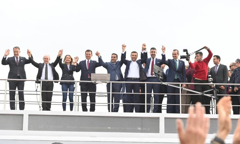 Σόου Ιμάμογλου στην ανάληψη των καθηκόντων του: «Η δουλειά μου μόλις αρχίζει» - Ο κόσμος του ζητά να βγάλει το σακάκι (Βίντεο)